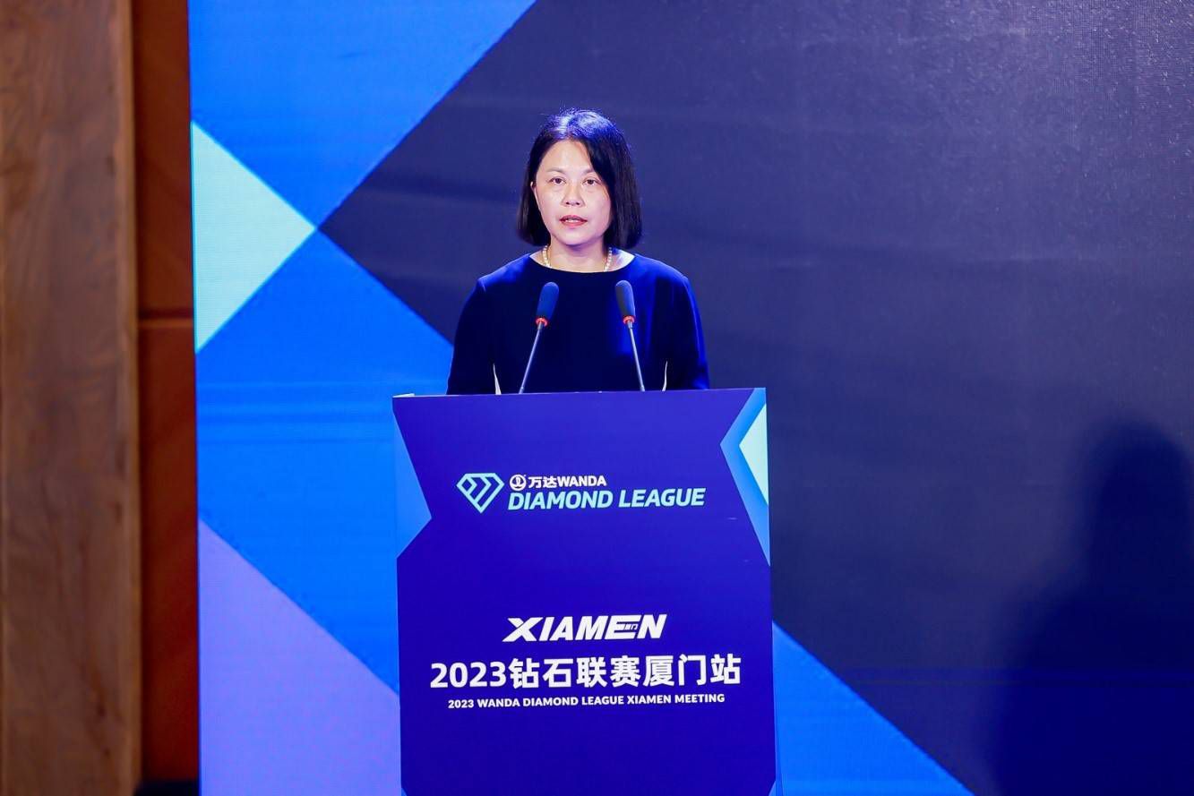 据了解，朱一龙不仅在筹备期间去到了真正的殡仪馆体验生活，跟殡葬师学习讨论殡葬知识，还为这一角色注入了不少自己设计的动作与细节，加上此次前所未见的寸头造型和一口地道的武汉方言，最终将“三哥”这个人物生动地呈现在了观众面前